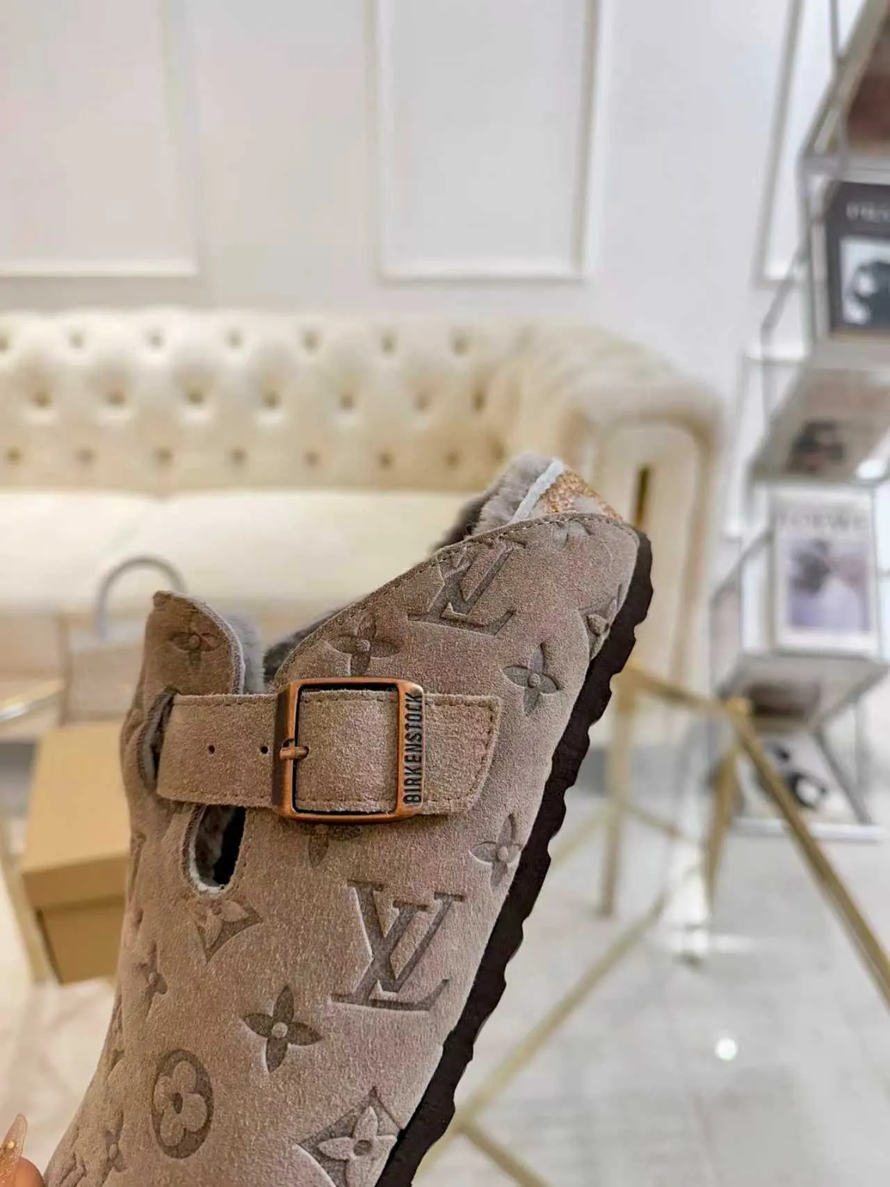 p600 ✨ LV wool slippers for couples｜Even the toes exude a sense of luxury ✨ We have achieved the ultimate restoration of the "high version" of this pair of LV classic Birkenstock slippers, with the mark of luxury in every detail. 👫 ▫️ Original jacquard with delicate cowhide leather, retro texture is at your fingertips; ▫️ 100% pure wool lining, wearing barefoot is like stepping on clouds, skin-friendly, breathable and not sweaty; ▫️ Three-dimensional toe cap + non-slip rubber sole, safe and secure when walking in the wind.  The belt buckle and presbyopia elements are embellished, revealing the aura of a big-name brand in a low-key manner. Whether it is on a date or out on the street, every step is like walking in the middle of a show.  Pair it with jeans for a lazy and casual look; with a coat and skirt, it will look elegant. With one pair of shoes, you can easily switch between multiple styles, and you never have to be deliberate about the sense of luxury.  #LVcouples #high-endwear #lightluxurylife #quality recommendation Fabric: classic presbyopia/imported sheepskin/classic jacquard fabric Lining: imported wool lining Sole: original rubber sole Size: Female 35-41 Male 38-46